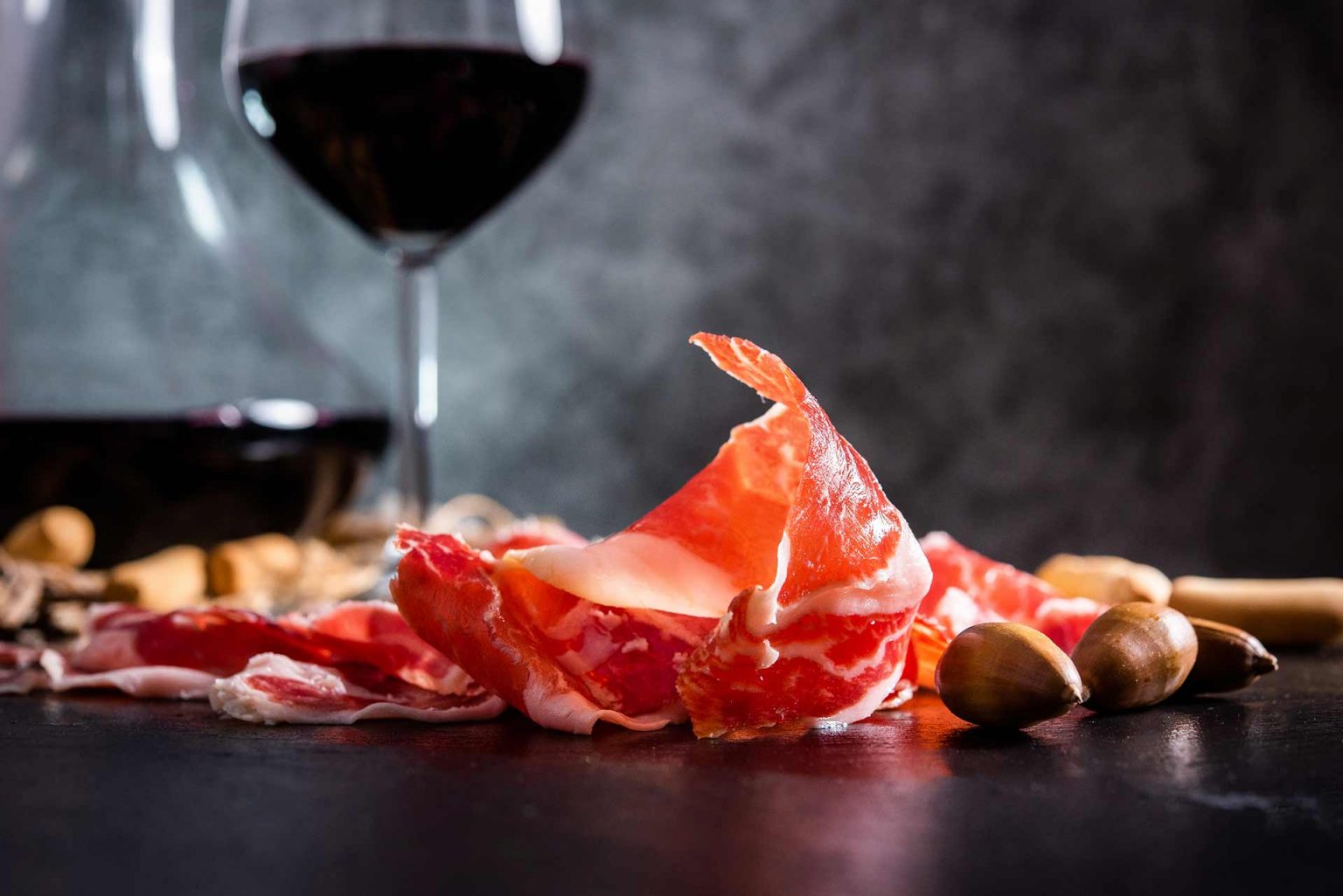 jambon ibérique avec du vin et des bellotas / jambon pata negra bellota le meilleur jambon fait à partir de porcs ibériques