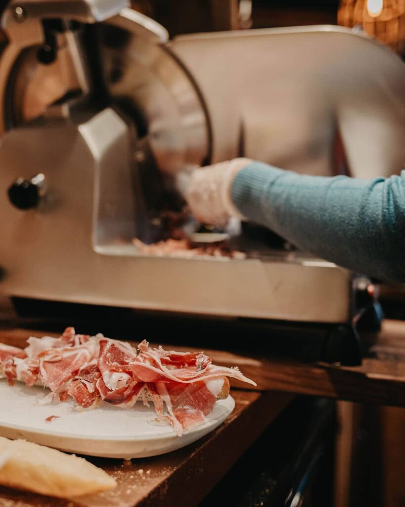 Jambon ibérique coupé à la trancheuse