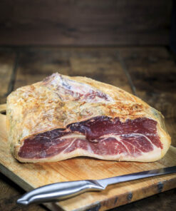 Demi jambon Serrano Gran Reserva avec os présenté sur planche en bois