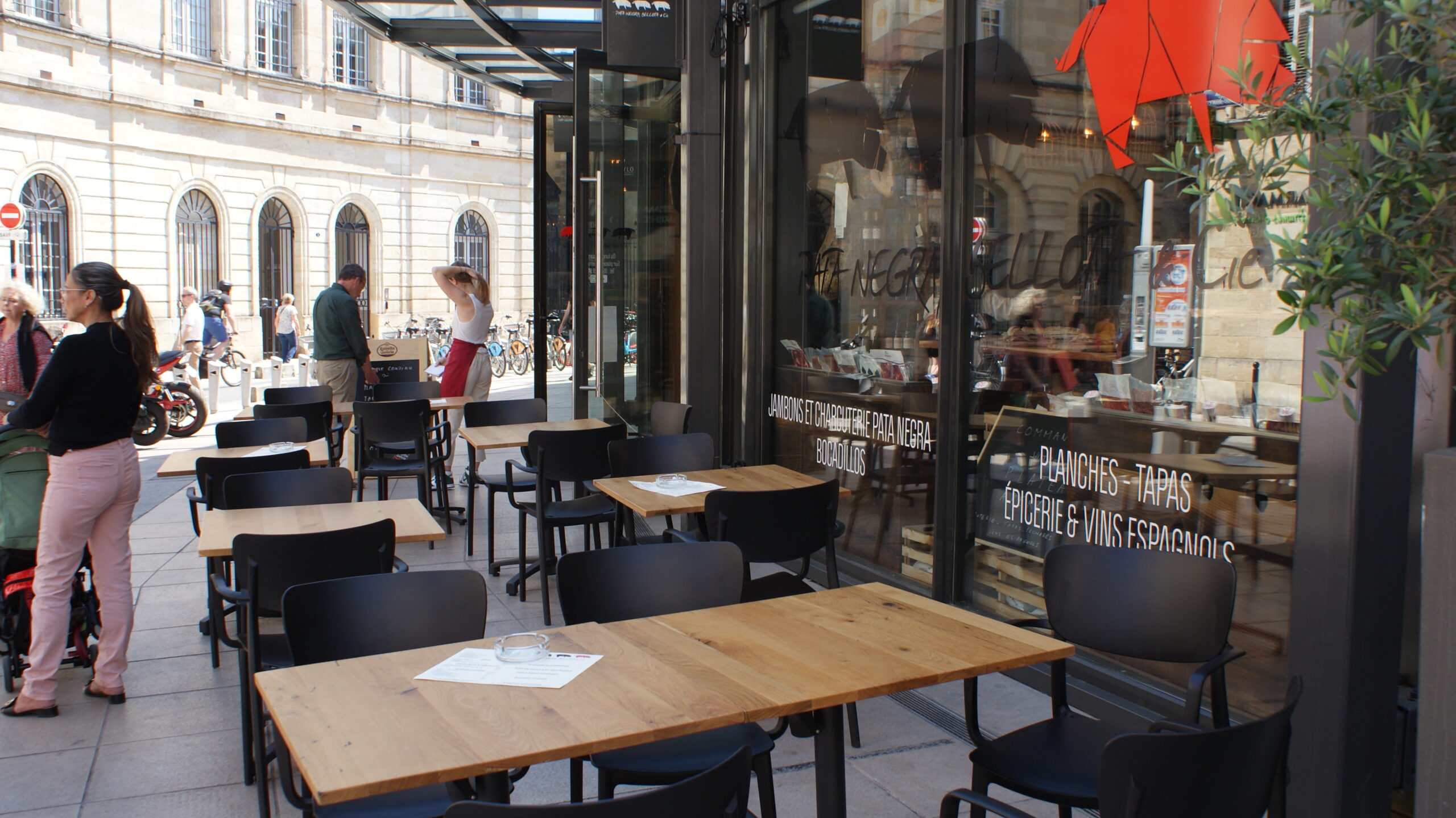 La terrasse de la boutique Pata Negra, Bellota & Cie