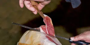 Jambon entier ibérique coupé avec un couteau