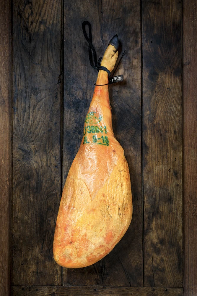 Jambon Pata Negra Bellota 100 % Ibérique entier avec os affiné en Espagne